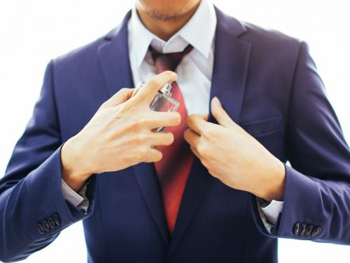 Apakah Pria Harus Tetap Memakai Parfum?